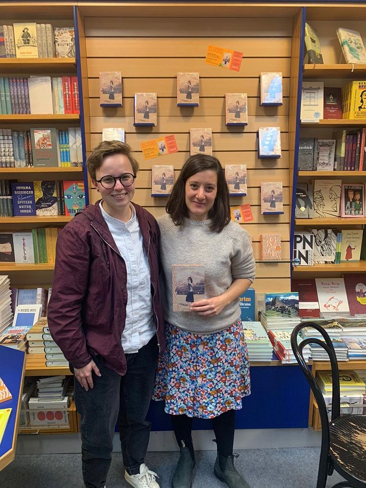 Francesca Petrarca (r.) mit Marie-Theres Stickel (Lektorat, Teamleitung Digital)