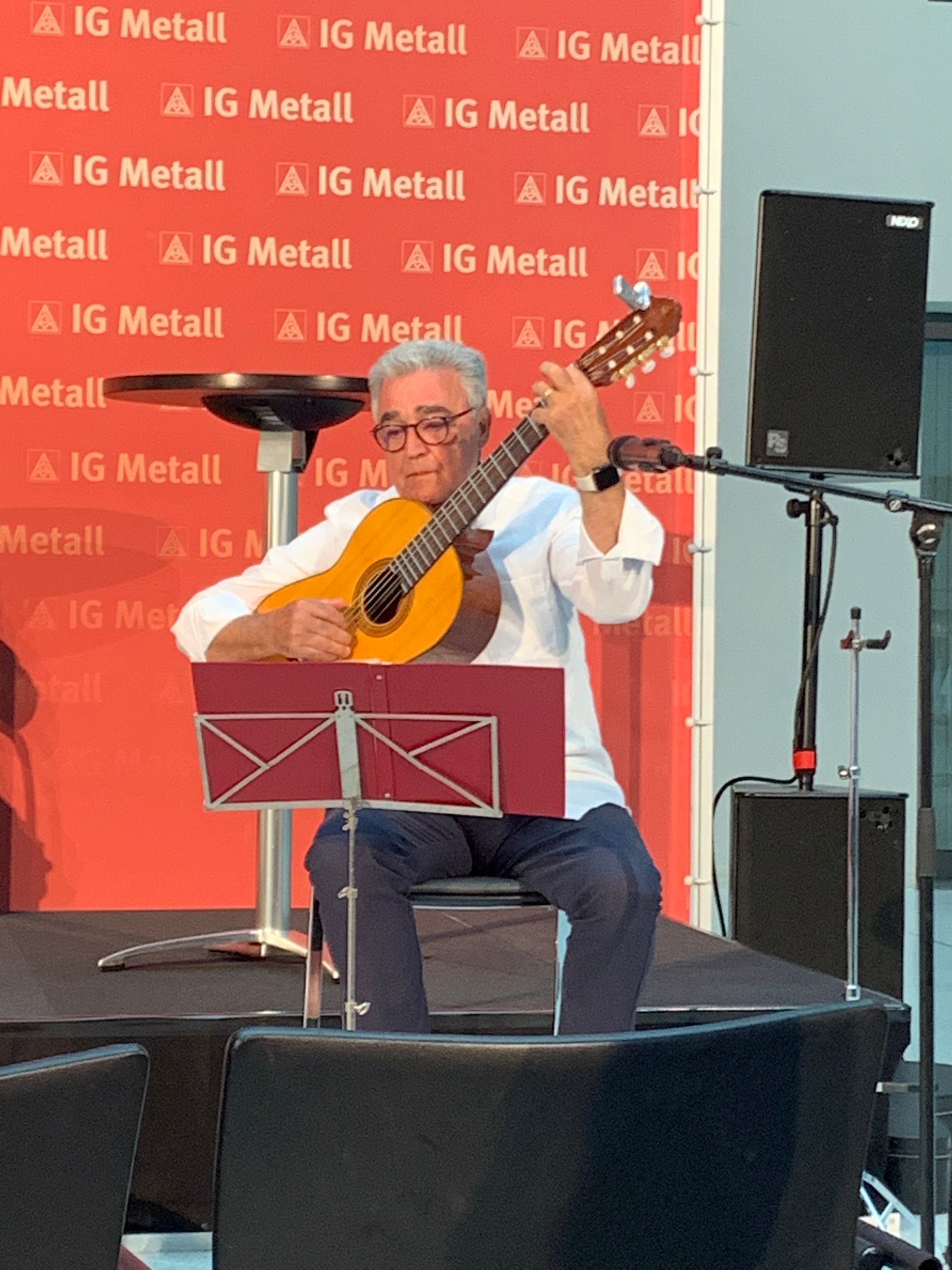 Fado-Musiker Manuel Campos begleitet die Veranstaltung musikalisch mit Gitarre und Gesang